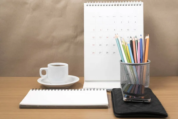 Skrivbord Kaffe Med Telefon Plånbok Kalender Färglådan Penna Anteckningsblock Trä — Stockfoto