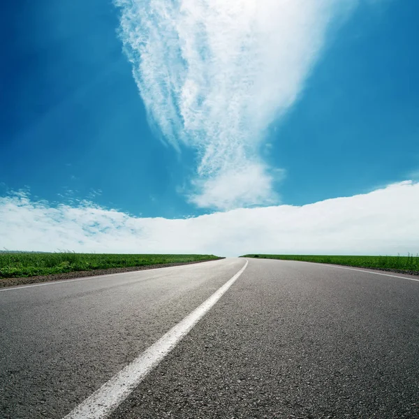 Route Asphaltée Horizon Nuageux Dans Ciel Bleu — Photo