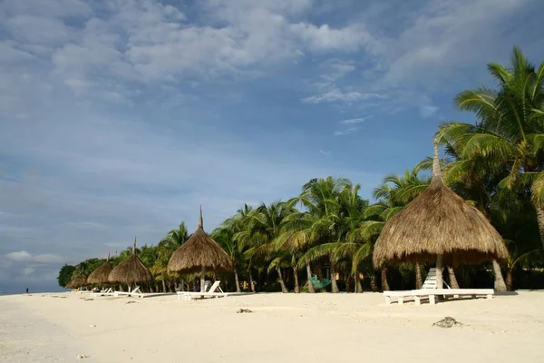 Rijen Van Nipa Hut Schaduw Met Kokospalmen Als Achtergrond — Stockfoto