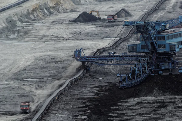 Büyük Bir Endüstriyel Makineyle Açık Bir Çukurda Kömür Madenciliği — Stok fotoğraf