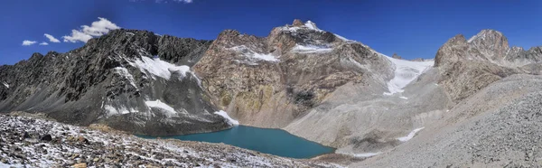 Panorama Panorámico Del Lago Debajo Los Picos Montaña Más Altos — Foto de Stock
