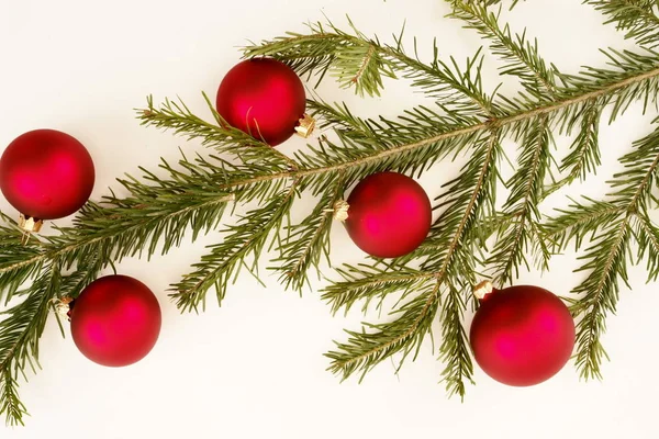 Fronteira Guirlanda Natal Vermelho Com Bugigangas Fitas Branco — Fotografia de Stock