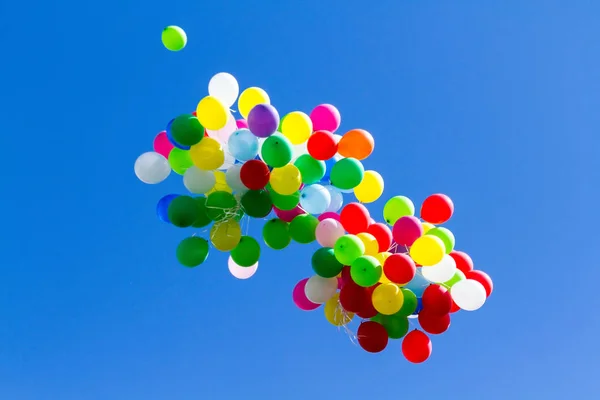 Πολλά Φωτεινά Μπαλόνια Στο Μπλε Του Ουρανού — Φωτογραφία Αρχείου
