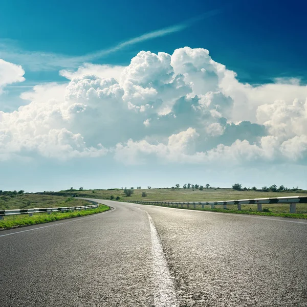 Asphaltstraße Bis Horizont Und Wolken Drüber — Stockfoto