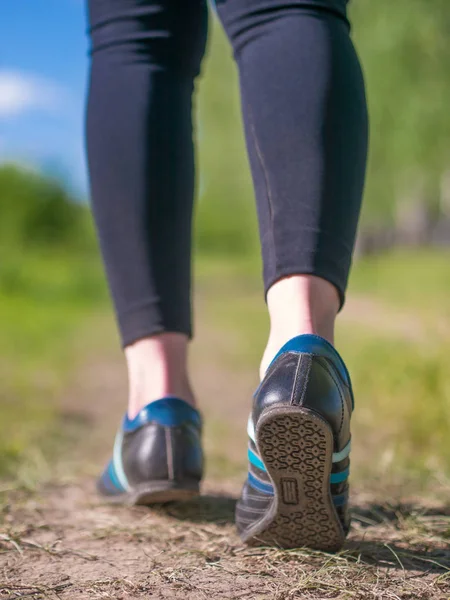 Kvinnliga Ben Joggingskor Närbild — Stockfoto