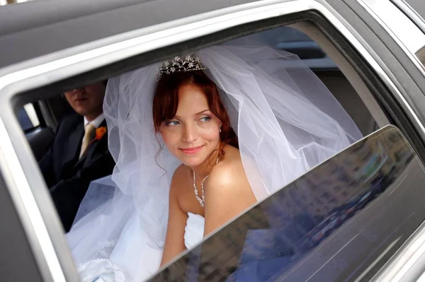 Smiling Bride Groom Wedding Car Limousine — Stock Photo, Image