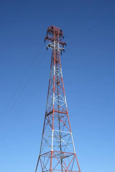 Parte Superior Del Pilón Electricidad Alto Voltaje Rojo Blanco Contra — Foto de Stock