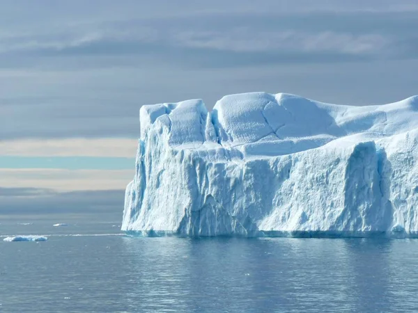 Büyük Mavi Buzdağı Daha Çok Beyaz Bir Uçuruma Benziyor Grönland — Stok fotoğraf