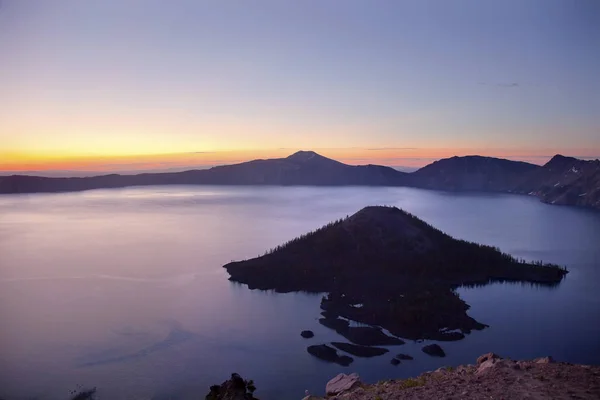 Crater Lake Wizard Island Sunrise Oregon Pacific Northwest — Stok Foto