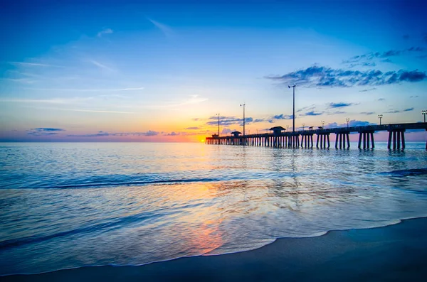 Die Aufgehende Sonne Lugt Durch Die Wolken Und Spiegelt Sich — Stockfoto