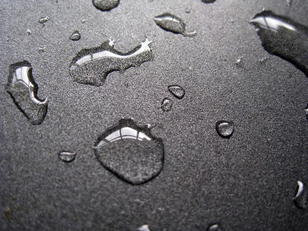 Close Voor Een Paar Druppels Water Een Metalen Oppervlak — Stockfoto