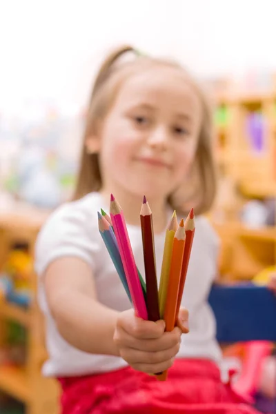 Маленькая Девочка Показывает Несколько Цветных Карандашей Сосредоточиться Карандаши — стоковое фото