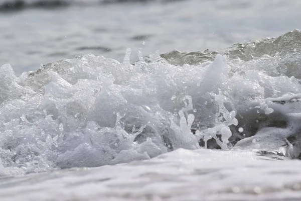 Una Piccola Onda Che Viene Verso Spiaggia Durante Giorno — Foto Stock