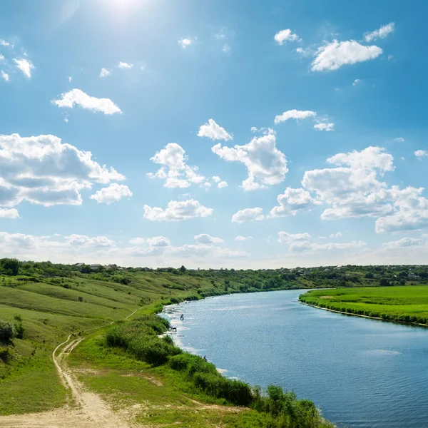 Solen Blå Himmel Med Moln Över Floden — Stockfoto