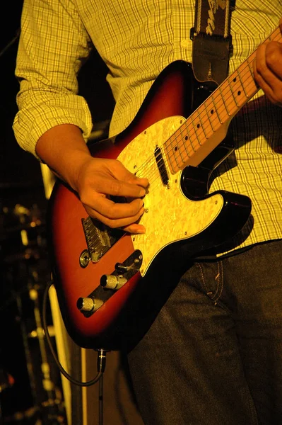 Guitarra Eléctrica Cerca Con Los Dedos Jugando —  Fotos de Stock