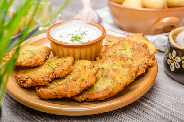 Kartoffelpuffer Mit Käse Und Knoblauch Saure Sahne Dip — Stockfoto