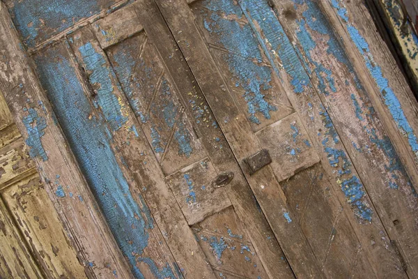 Uma Antiga Porta Azul Pintada Que Feita Madeira Intemperizada — Fotografia de Stock