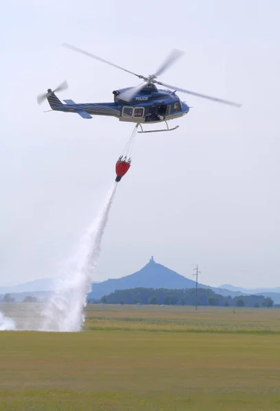 Bell 412 Hélicoptère Police Larguant Eau Pour Éteindre Feu — Photo