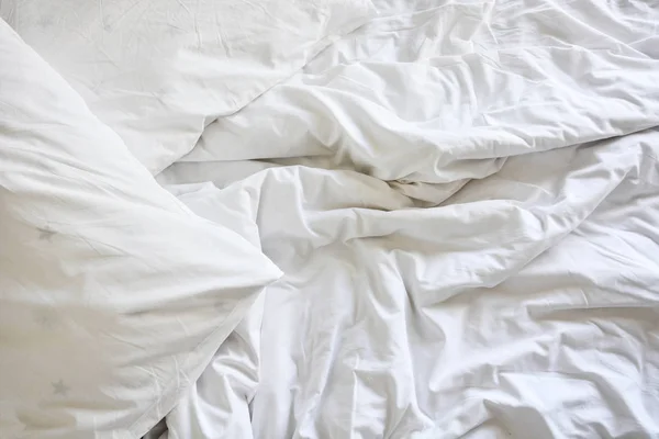 ベッドの上の白い枕と長い夜に眠ってから 朝起きた後 寝室でしわ乱の毛布で — ストック写真