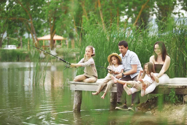 Νέοι Ευτυχισμένη Οικογένεια Παιδιά Που Αλιείας Στη Λίμνη Καλοκαίρι — Φωτογραφία Αρχείου