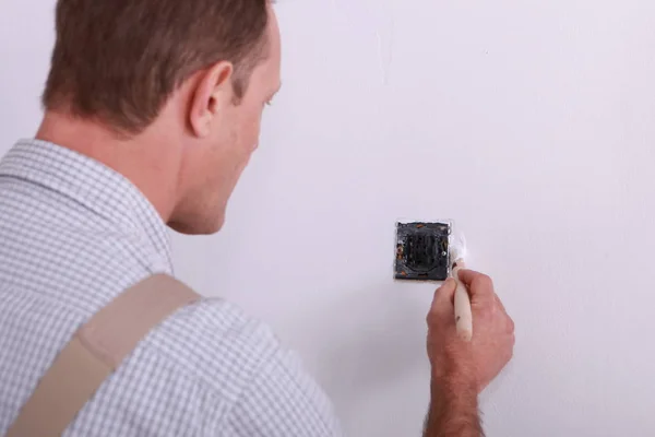 Homem Pintando Torno Plugue — Fotografia de Stock