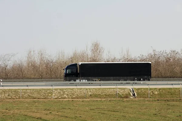 Camion Noir Conduisant Sur Autoroute — Photo