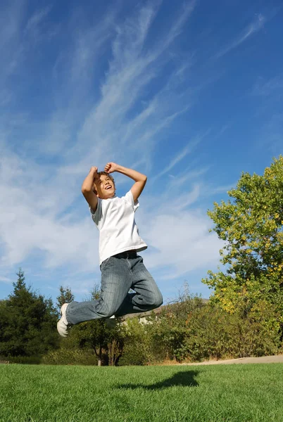 公園で飛び降りて幸せを表現する少年 — ストック写真