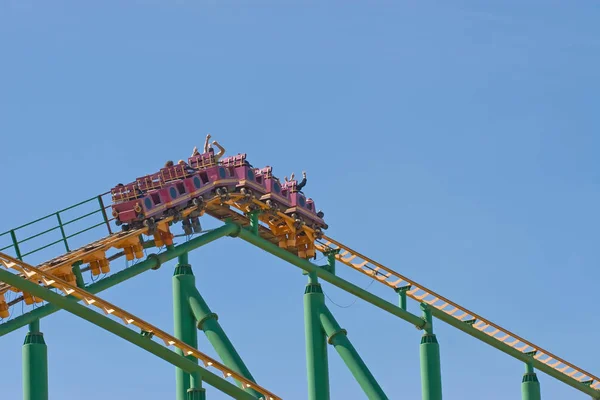 Rayların Üst Kısmında Rollercoaster Sepeti — Stok fotoğraf