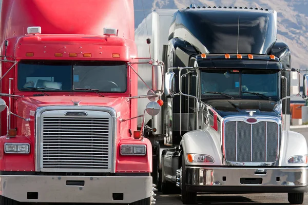 Trucks Row Next Each Other — Stock Photo, Image