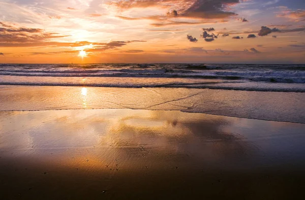 Kolorowy Zachmurzony Zachód Słońca Plaży Odbiciem Poziomy — Zdjęcie stockowe