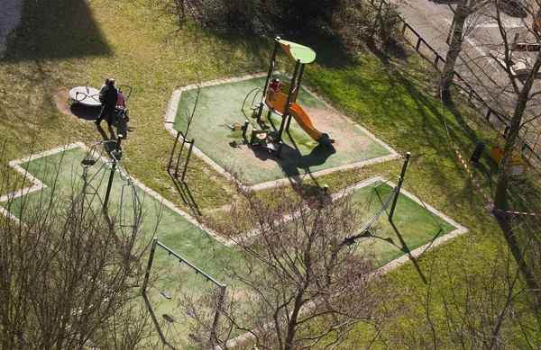アパルトメントビルの10階から見た郊外の子供のための遊び場 ヴラアーディンゲン オランダ — ストック写真