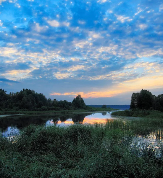 Über Dem Sonnenuntergang Wolken Erleuchten Blauen Himmel Über Dem Abendsee — Stockfoto