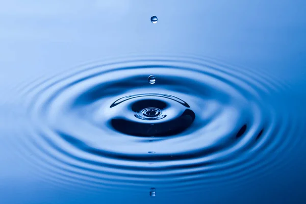 Varias Gotas Agua Cayendo Charco Azul Con Ondas —  Fotos de Stock