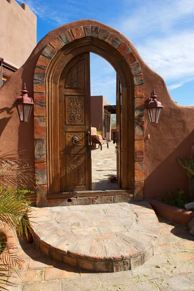 Large Arched Ornate Double Door Brick Patio Leading Inner Coutyard — Stock Fotó