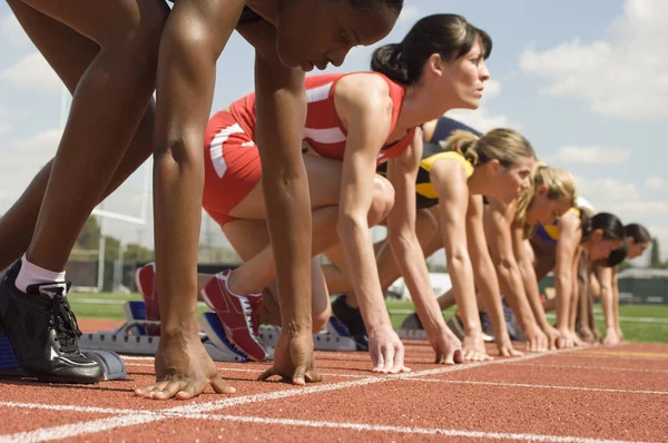 Grupo Atletas Pista Sexo Feminino Blocos Iniciais — Fotografia de Stock