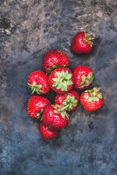 Ramo Fresas Jugosas Frescas Sobre Fondo Oscuro Viejo Tonificado Estilo — Foto de Stock