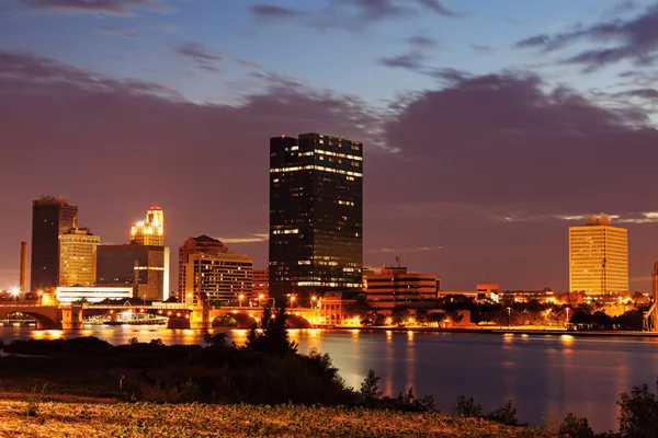 Toledo Ohio Downtown Över Maumee River Vid Solnedgången — Stockfoto