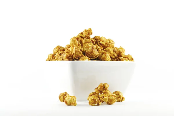Close Weergave Van Smakelijke Karamel Popcorn Geïsoleerd Witte Achtergrond — Stockfoto