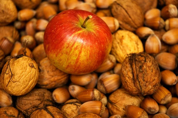 Malé Červené Jablko Ořechy — Stock fotografie