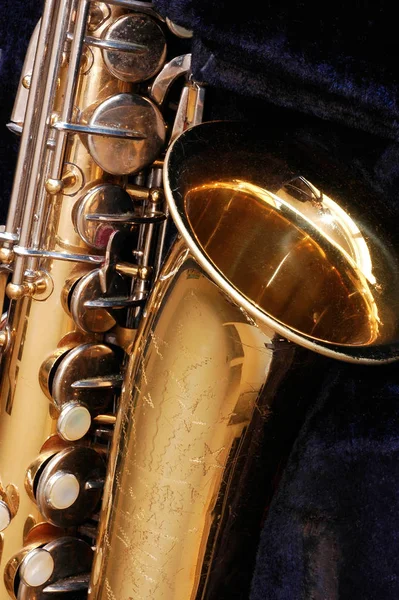 Oude Saxofoon Donkere Achtergrond — Stockfoto