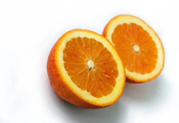 Цветные Ломтики Оранжевого Цвета Грубым Рисунком Поверхности Изолированные Белом Тенями — стоковое фото