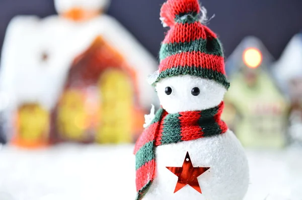 Muñeco Nieve Con Sombrero Negro Rojo Bufanda Nieve Artificial Sobre — Foto de Stock