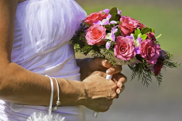 Gros Plan Une Mariée Tenant Beau Bouquet Fleurs Rouges Roses — Photo