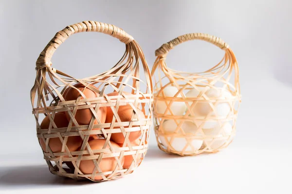 篮子里的蛋白色背景的柳条箱 篮子里的鸭蛋 — 图库照片
