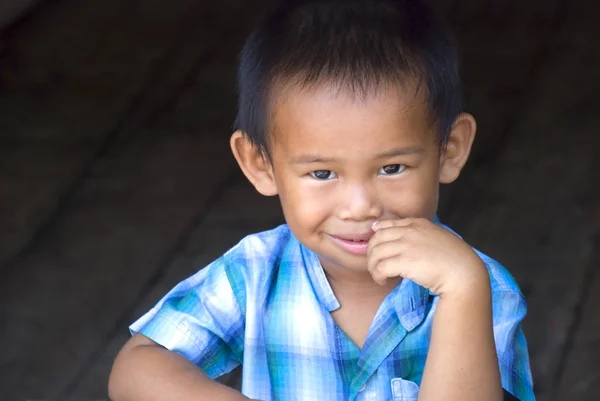 Młody Azjatycki Chłopiec Ubrany Niebieską Koszulę Uśmiechnięty Jak Stwarza Profil — Zdjęcie stockowe