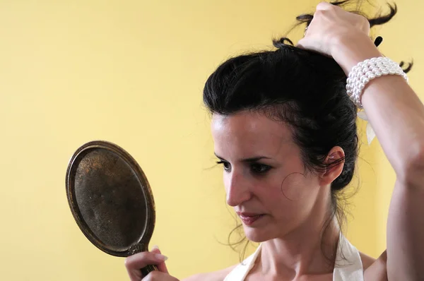 Una Joven Mujer Arregla Pelo Mientras Mira Espejo Mano Antiguo —  Fotos de Stock