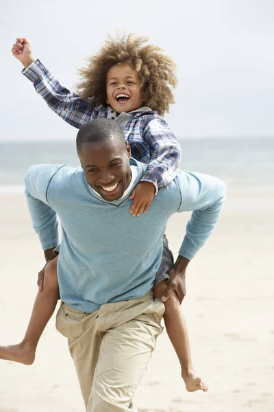 Father Son Playing Piggyback Beach — Stock Photo, Image