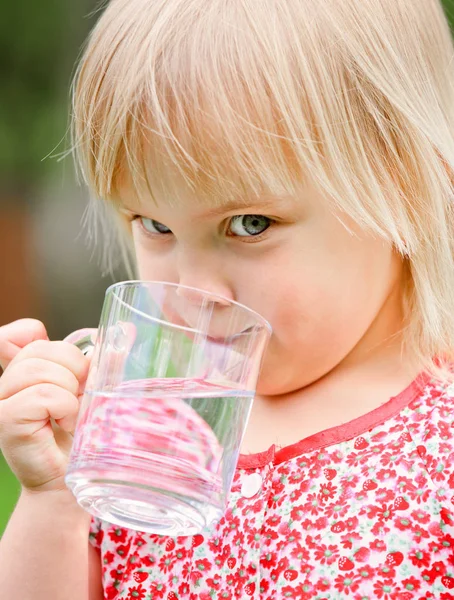 Милая Маленькая Девочка Пьет Воду Открытом Воздухе — стоковое фото