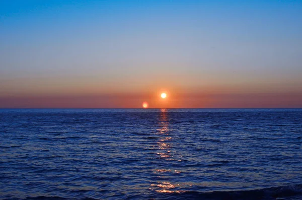 Luminoso Tramonto Arancione Sul Mare Blu Scuro — Foto Stock