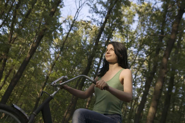 Jovem Mulher Fica Com Bicicleta Floresta — Fotografia de Stock
